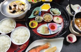 伊香保の旅館、晴観荘の朝食の画像。地元の新鮮な食材を使用し、美しく盛り付けられた料理が並ぶ。特に美味しいお米は真田の養生飯