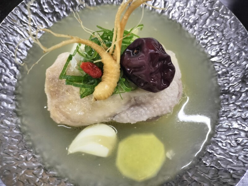漢方を取り入れた参鶏湯風の鍋料理。料理顧問が提供する創作和食レシピ。
