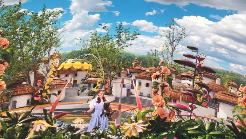 ラスベガスの最新施設『スフィア』内部で上映されたオズの魔法使いのショー。鮮やかな映像演出が広がる視察時の記録。